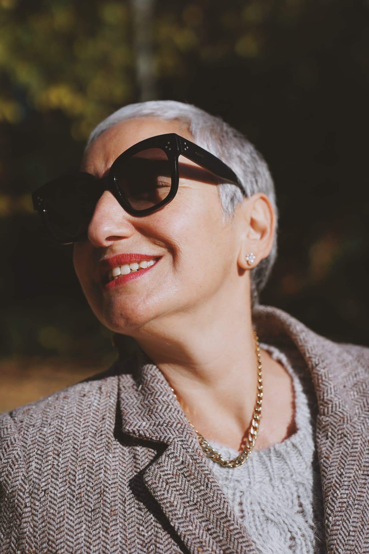 Portrait en gros plan, lunettes noires et chaîne dorée