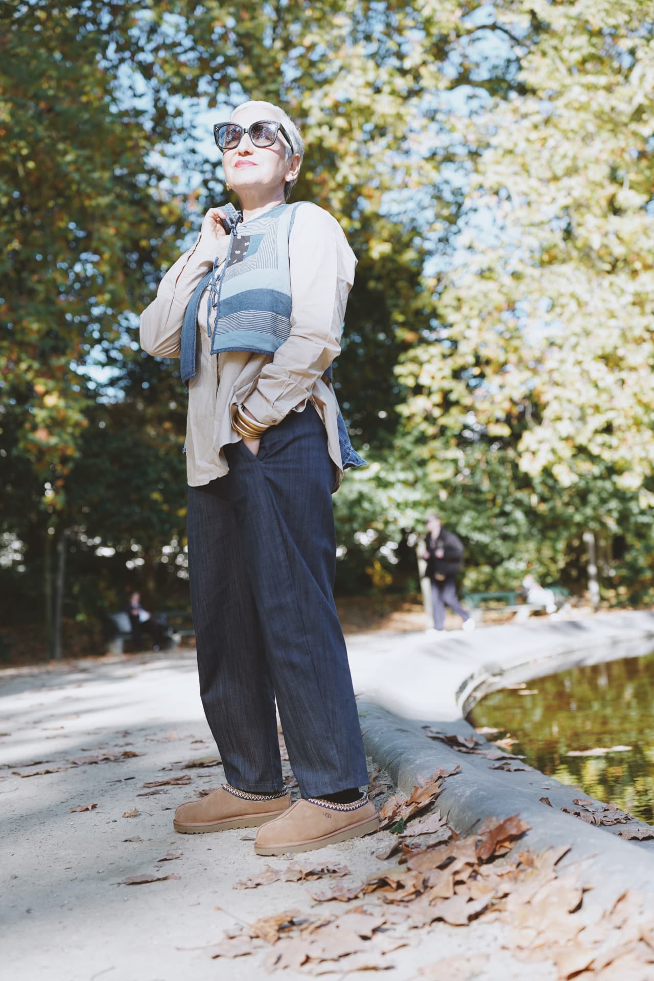 Debout au bord du bassin, gilet patchwork denim et bottines