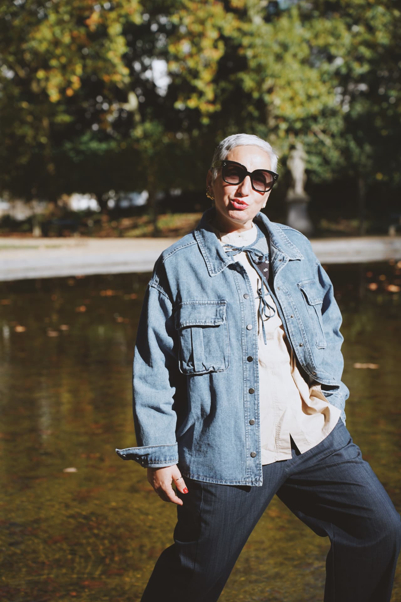 Veste en jean oversize devant le bassin du parc