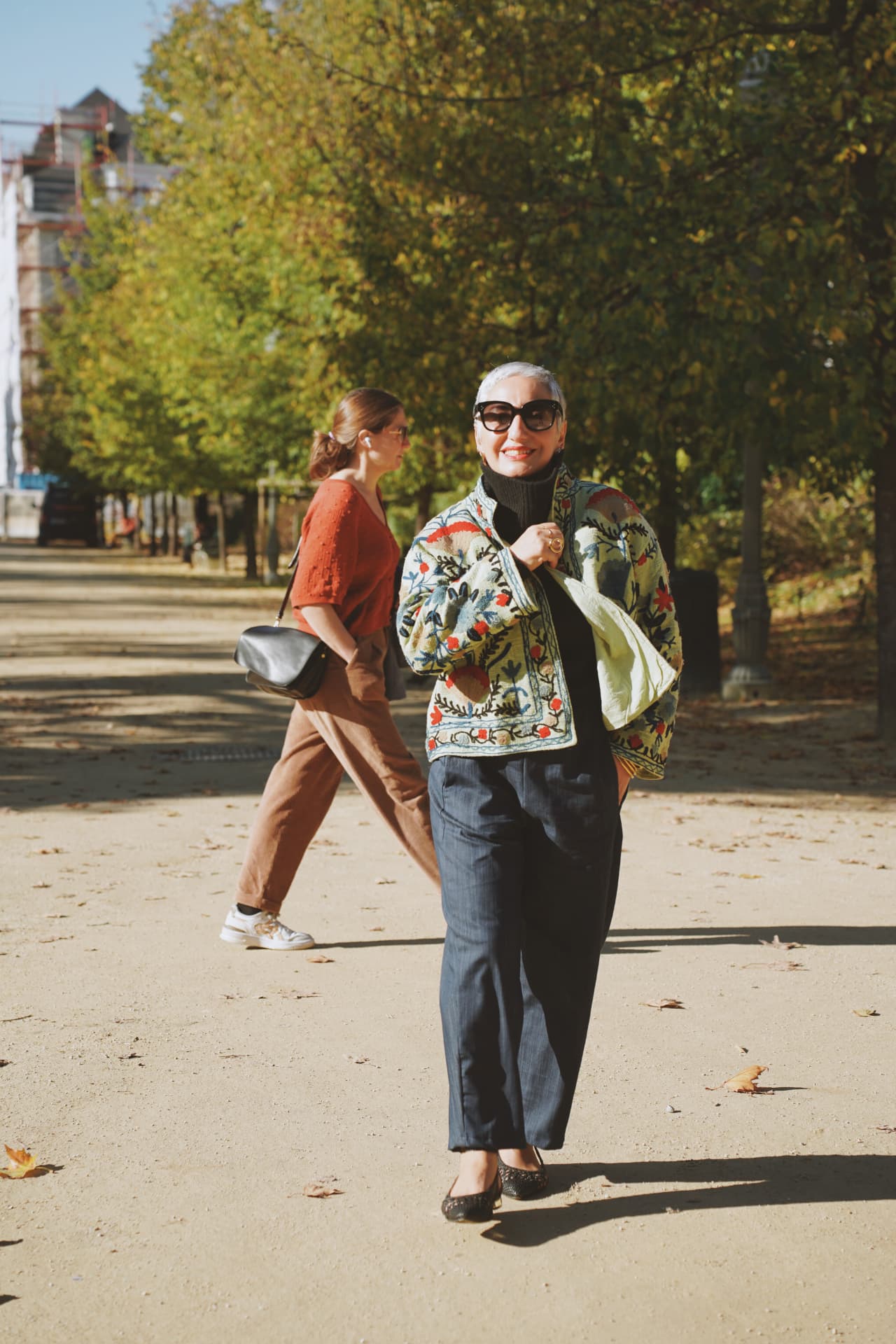 Veste brodée florale dans l'allée du parc