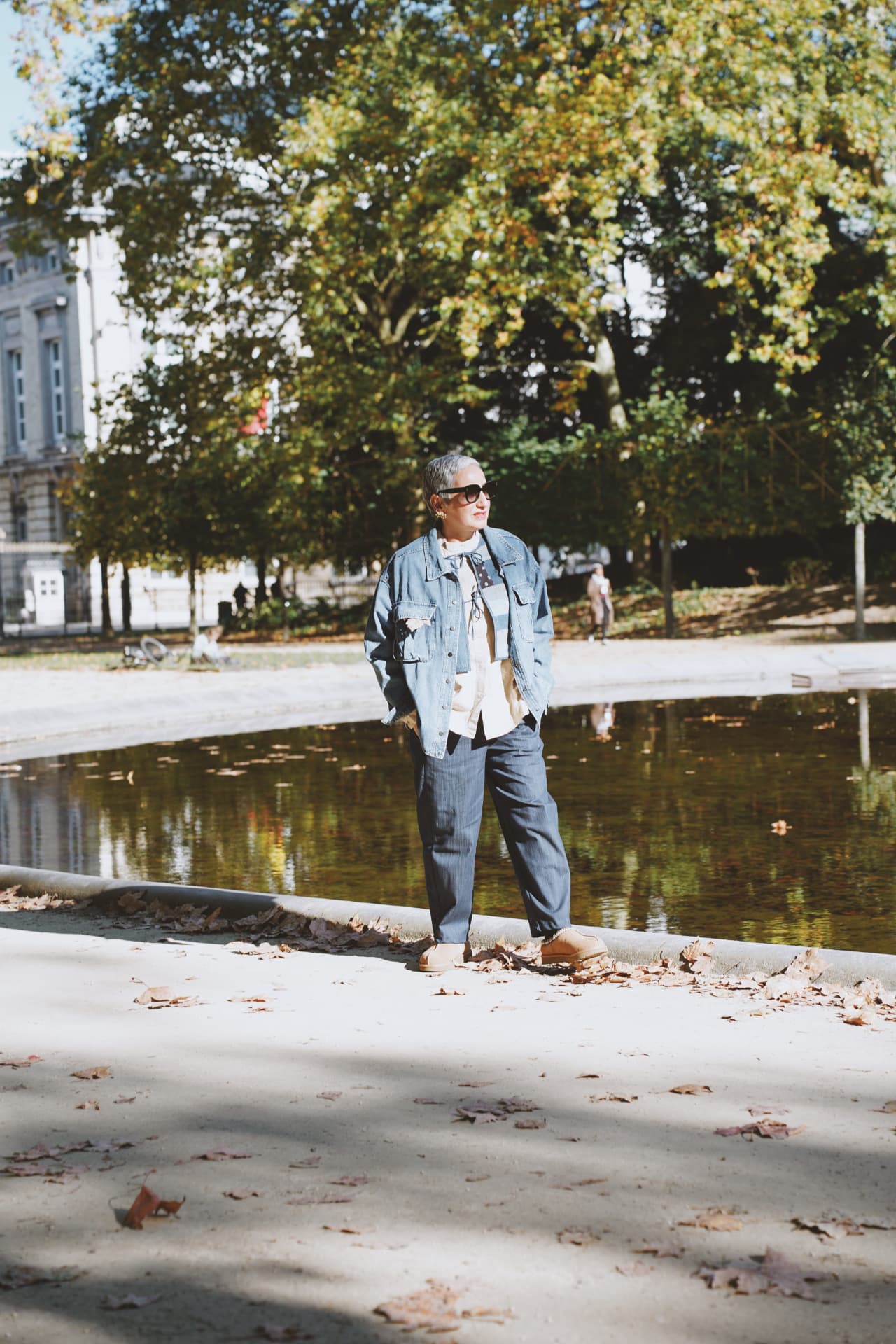 Silhouette complète au bord du bassin, veste en jean oversize