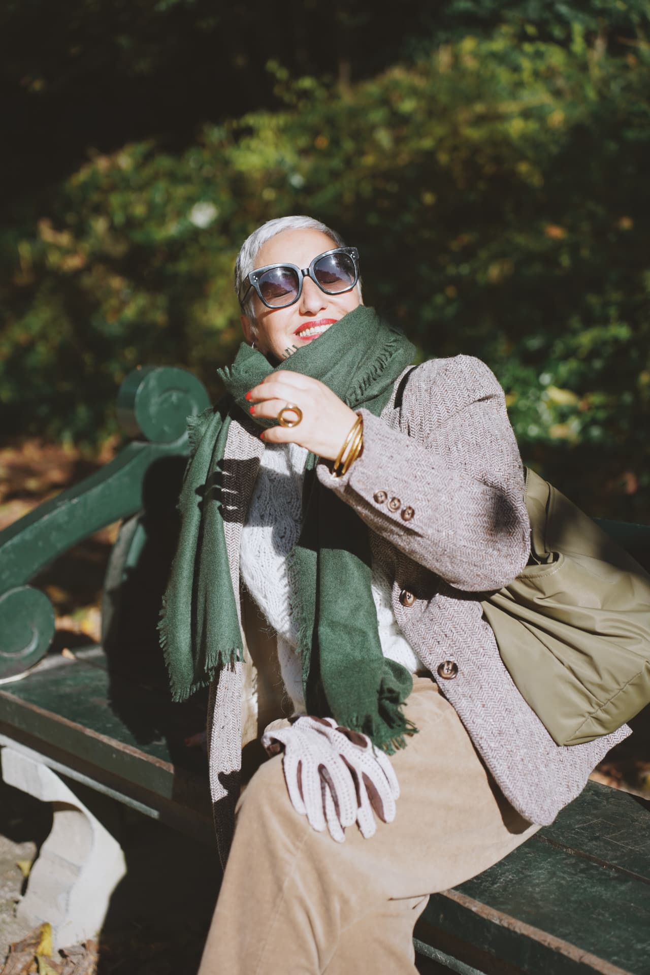 Écharpe verte remontée, blazer en tweed et gants en crochet