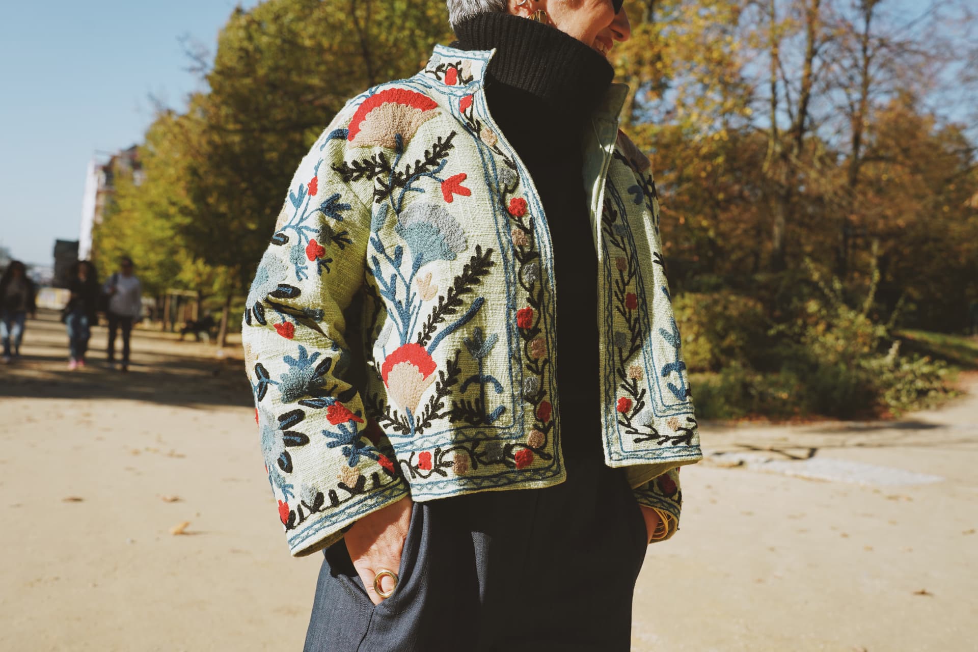 Détail de la veste brodée florale au soleil