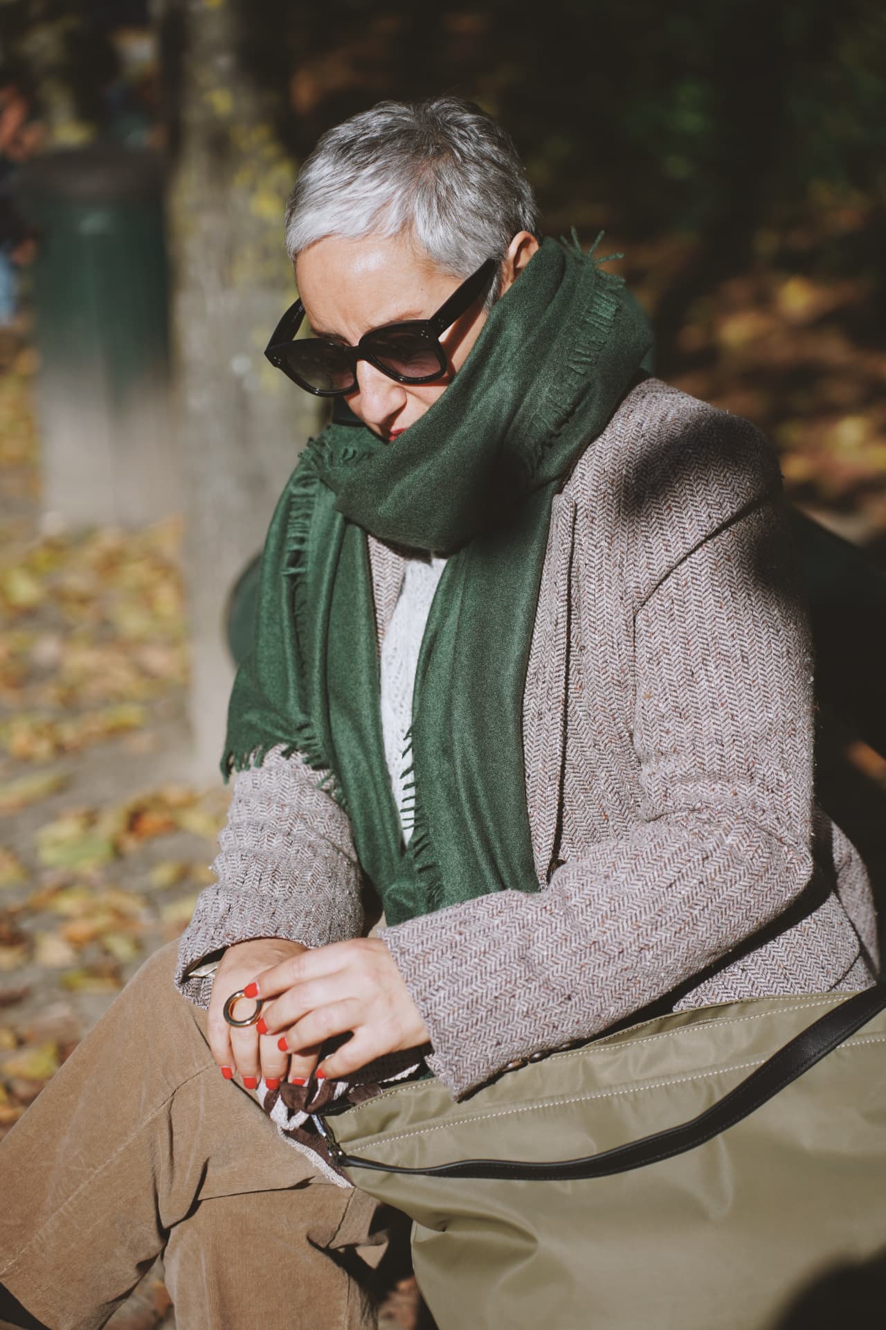 Portrait rapproché, grande écharpe verte