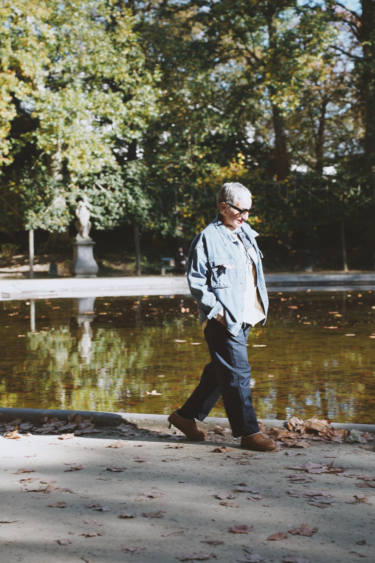 En marche le long du bassin, veste en jean et bottines