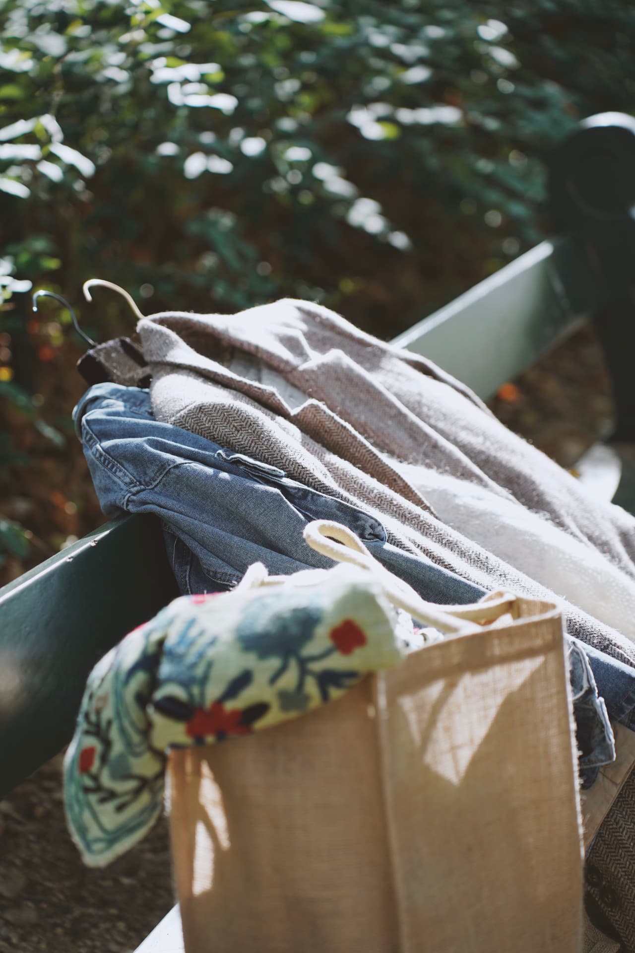 Nature morte : pièces de la collection posées sur un banc
