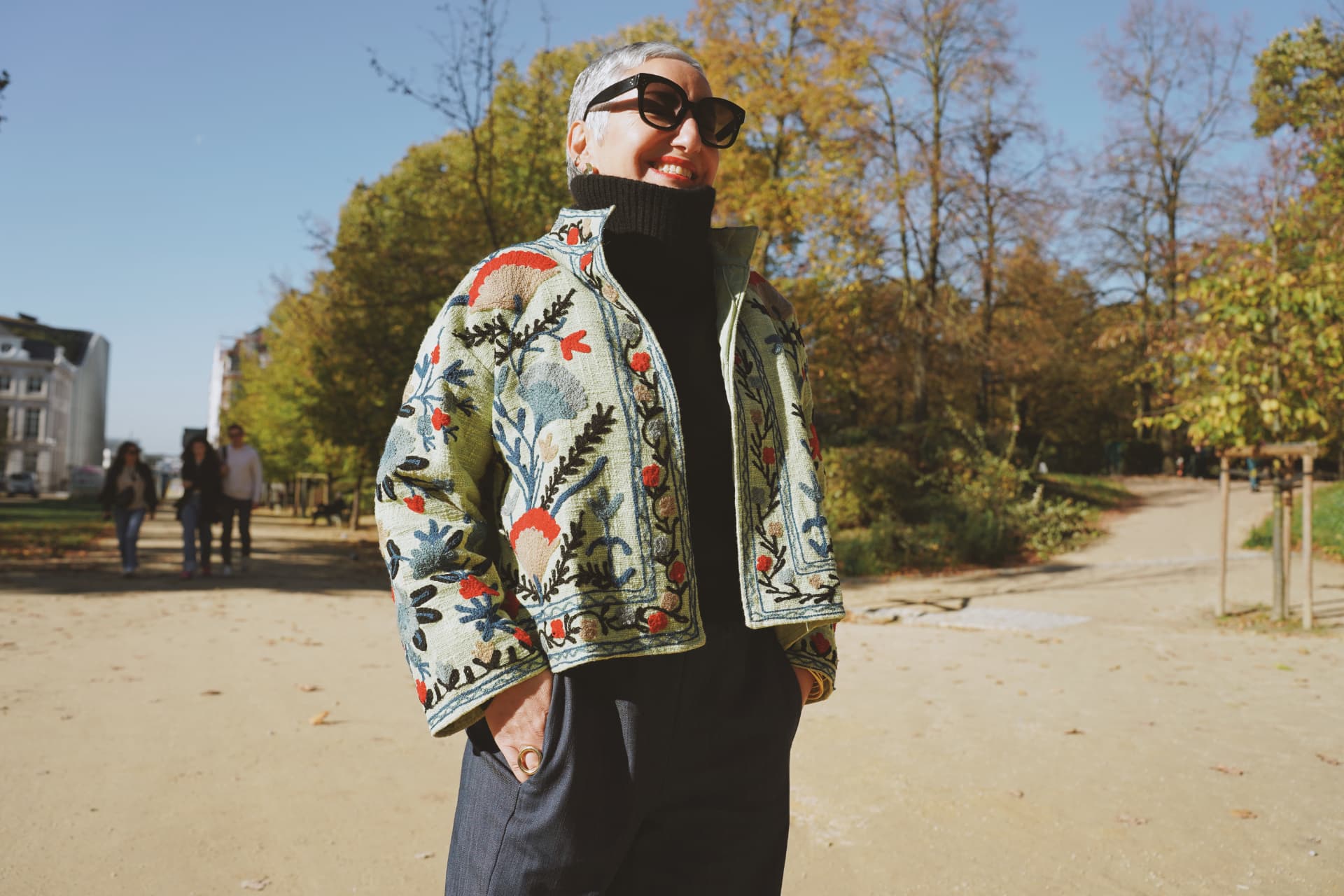 Dans l'allée du parc, veste brodée florale et col roulé noir