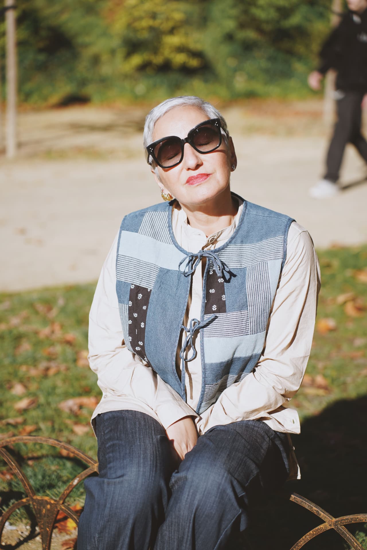 Assise au soleil, gilet patchwork denim et chemise écrue