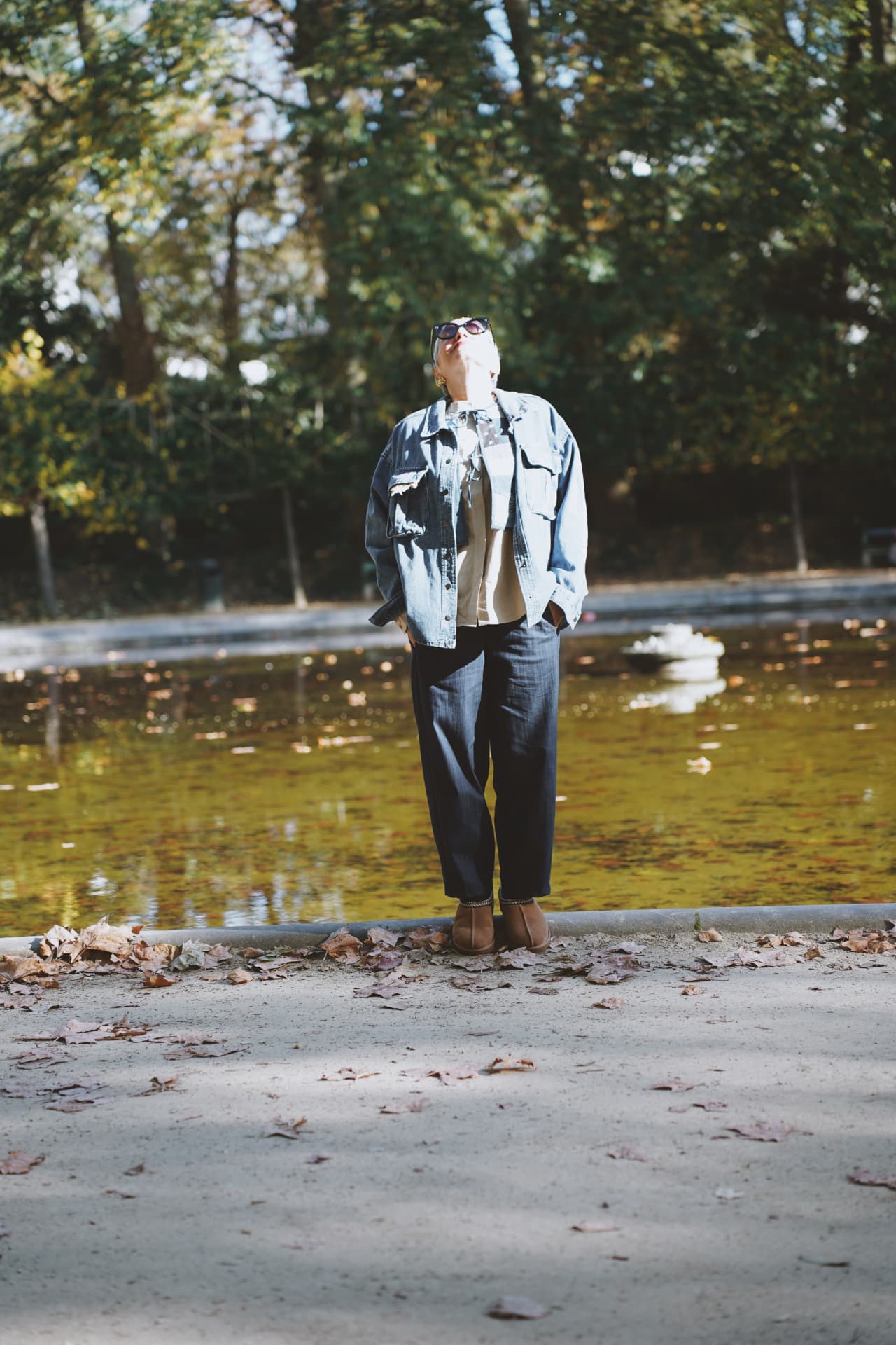 Devant le bassin, veste en jean oversize