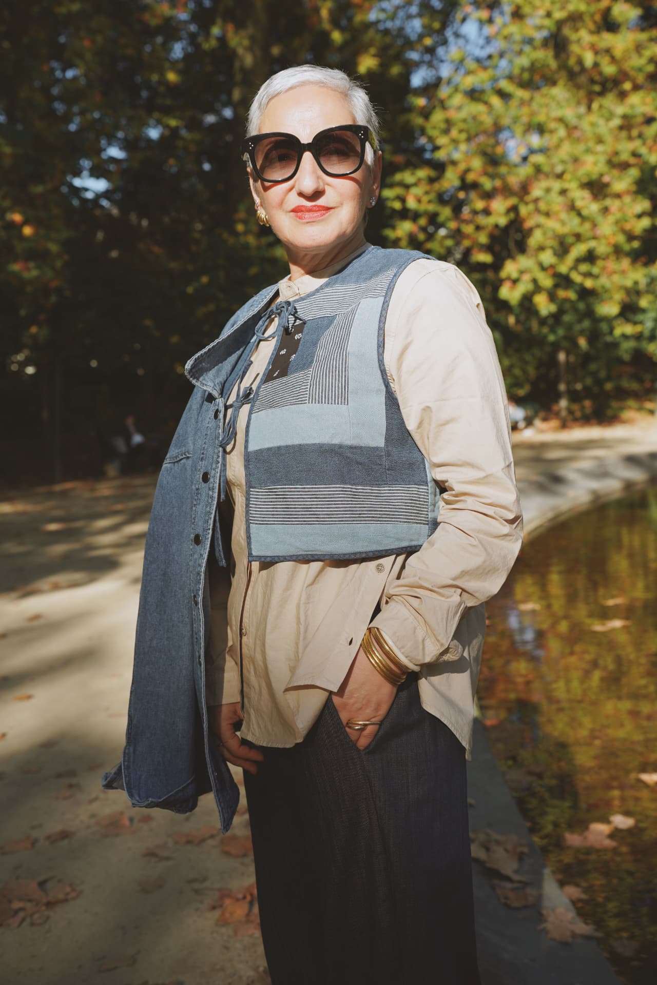 Au bord du bassin, gilet patchwork denim et chemise écrue