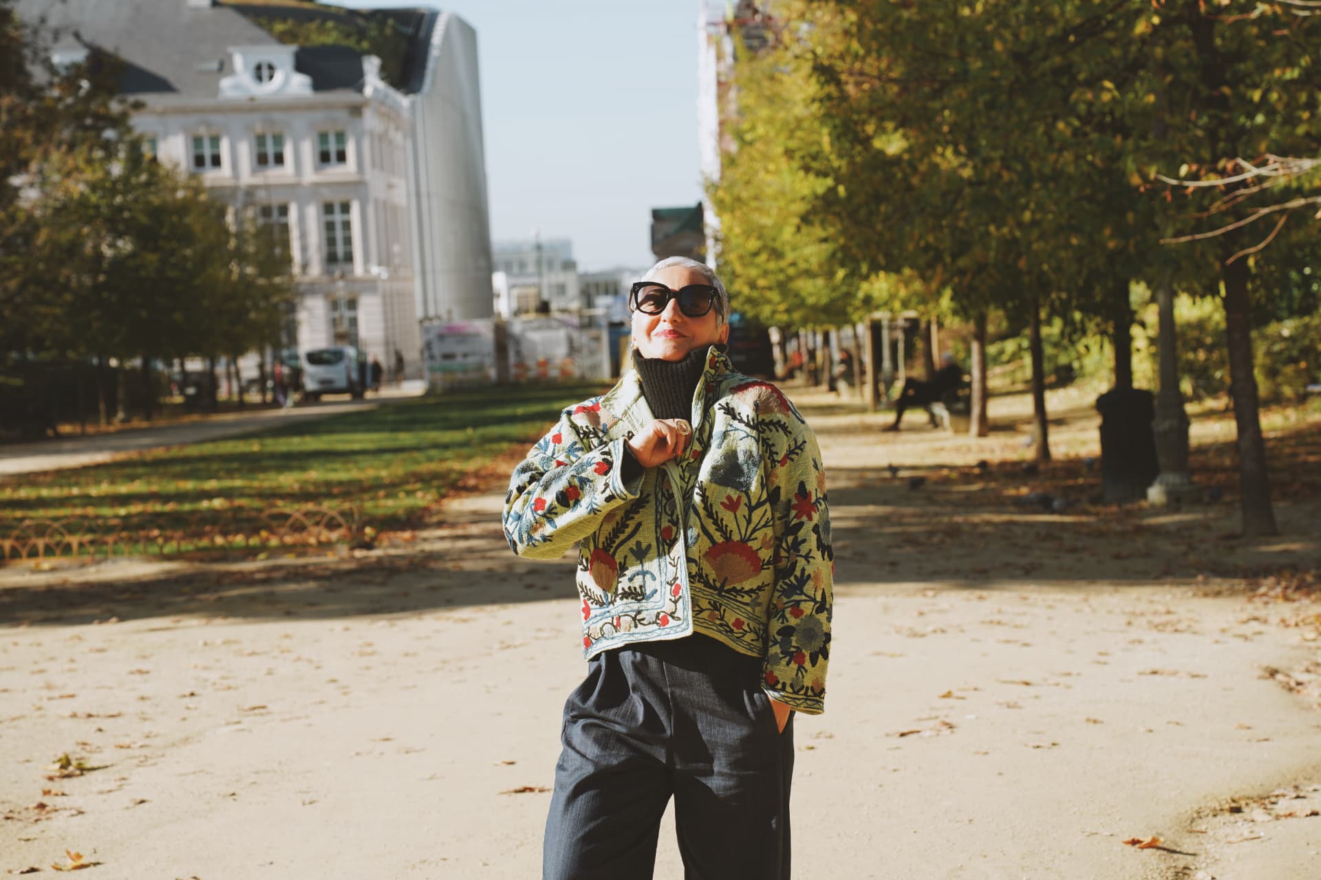 Col relevé, veste brodée florale au soleil d'automne