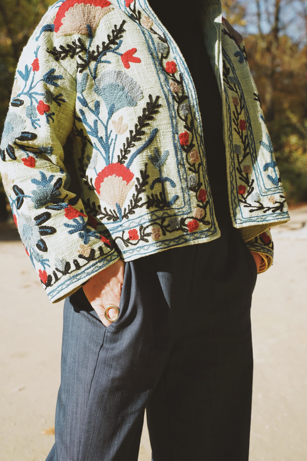 Détail de la broderie florale de la veste