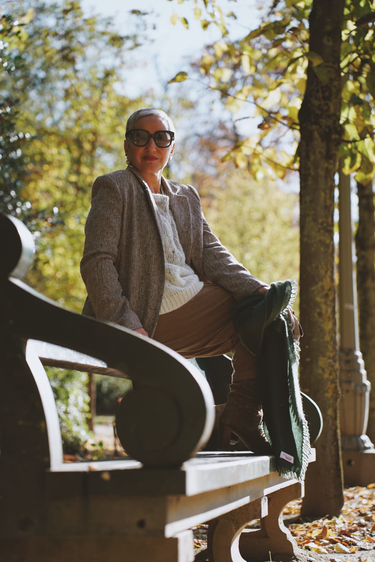 Contre-jour sur le banc, blazer en chevrons et pull crème