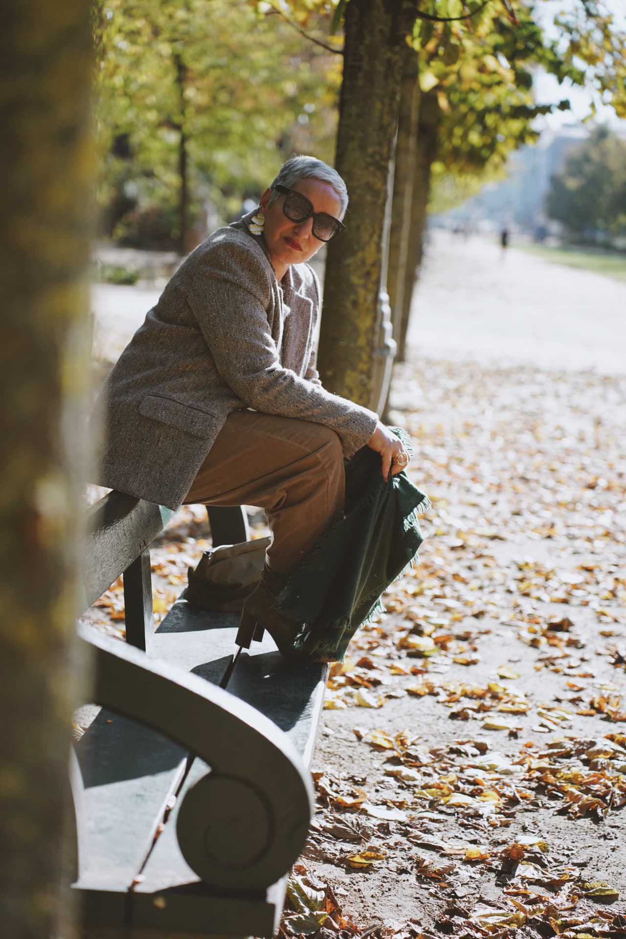 Blazer en tweed sur un banc de parc couvert de feuilles