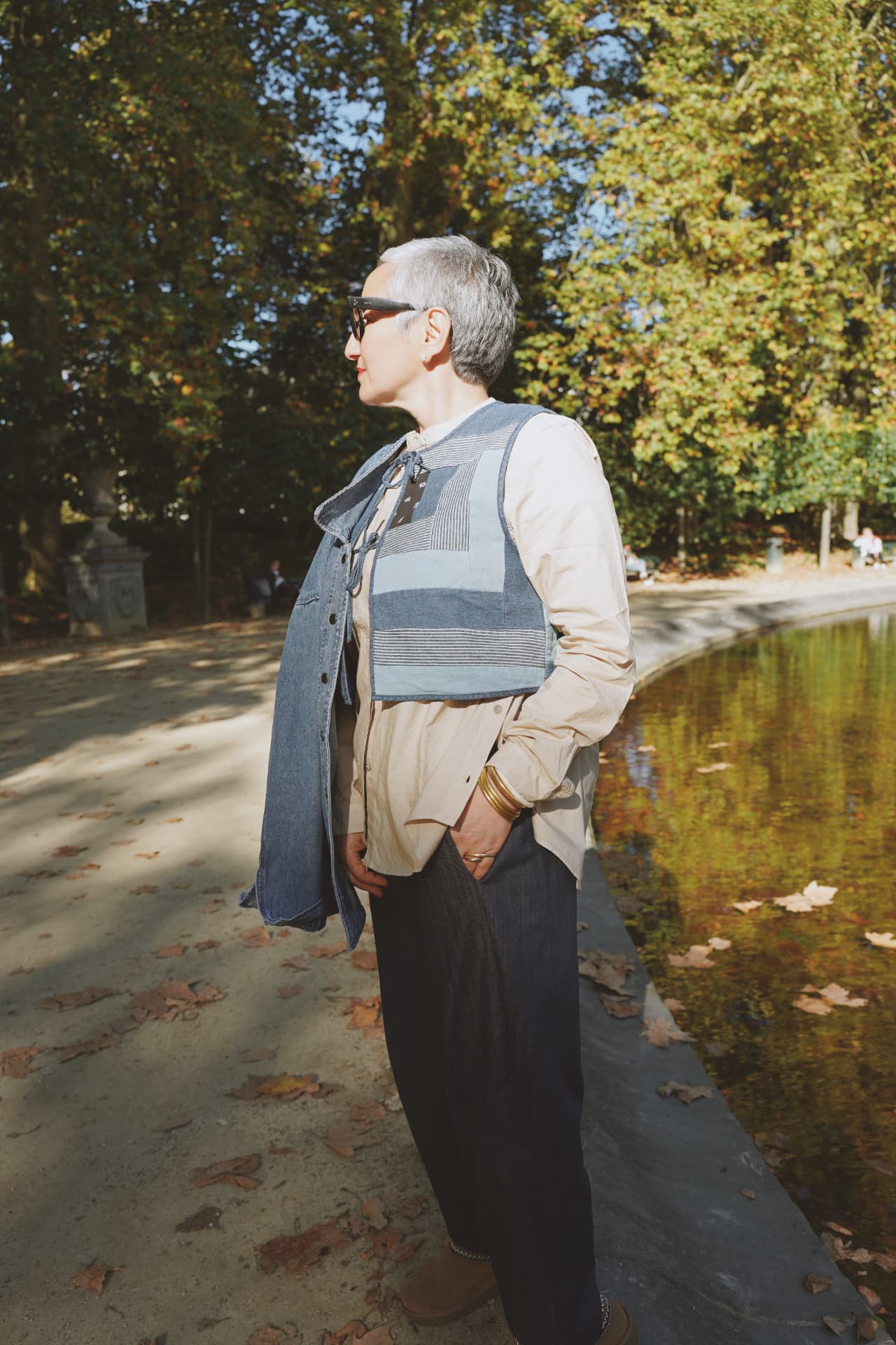 De profil au bord de l'eau, gilet patchwork denim