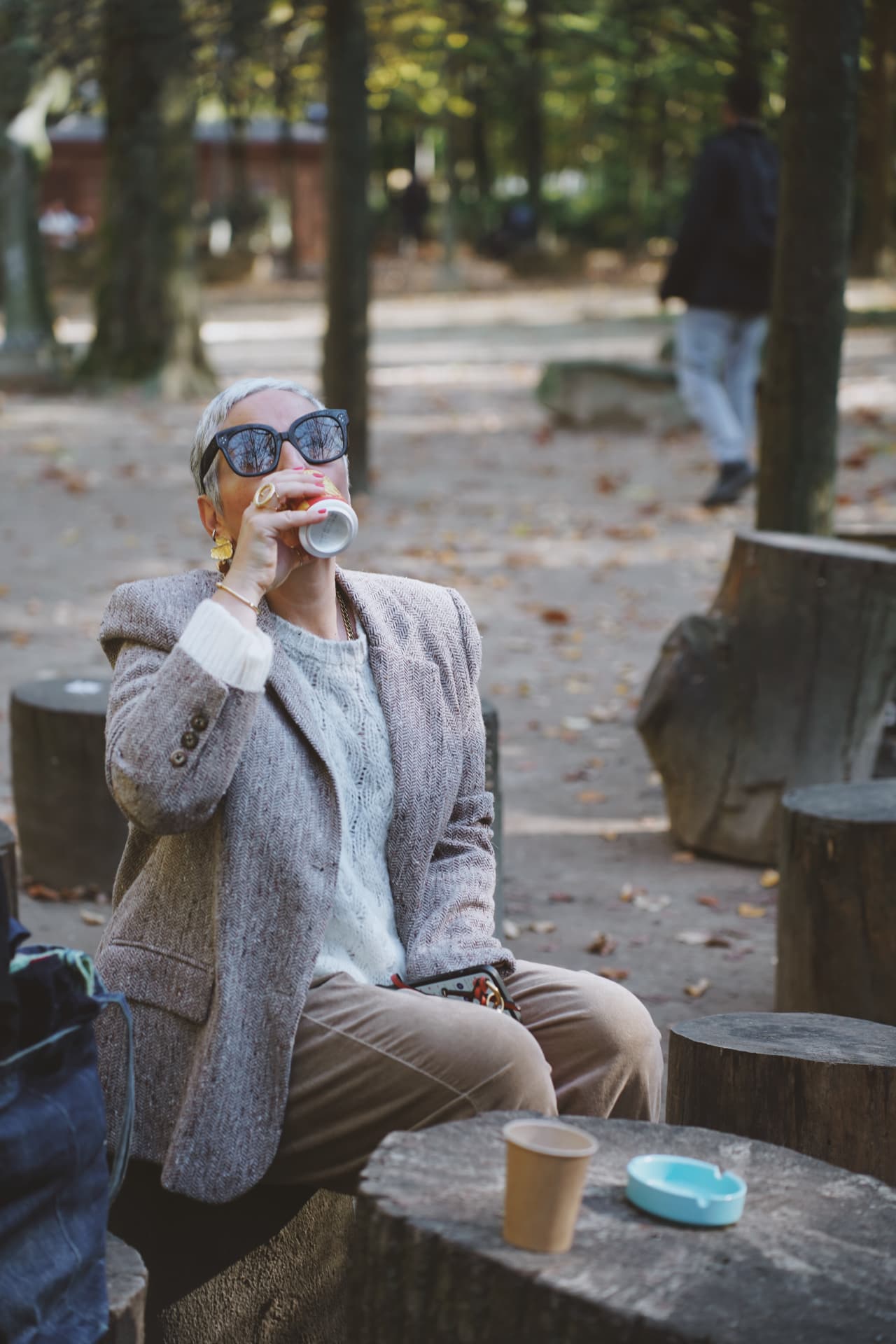 Pause café en extérieur, blazer chiné