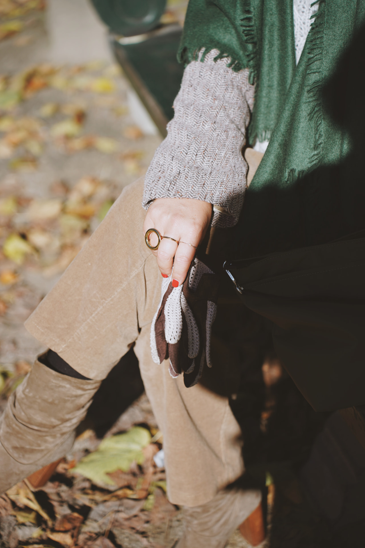 Détail : main, bague dorée et gants en crochet