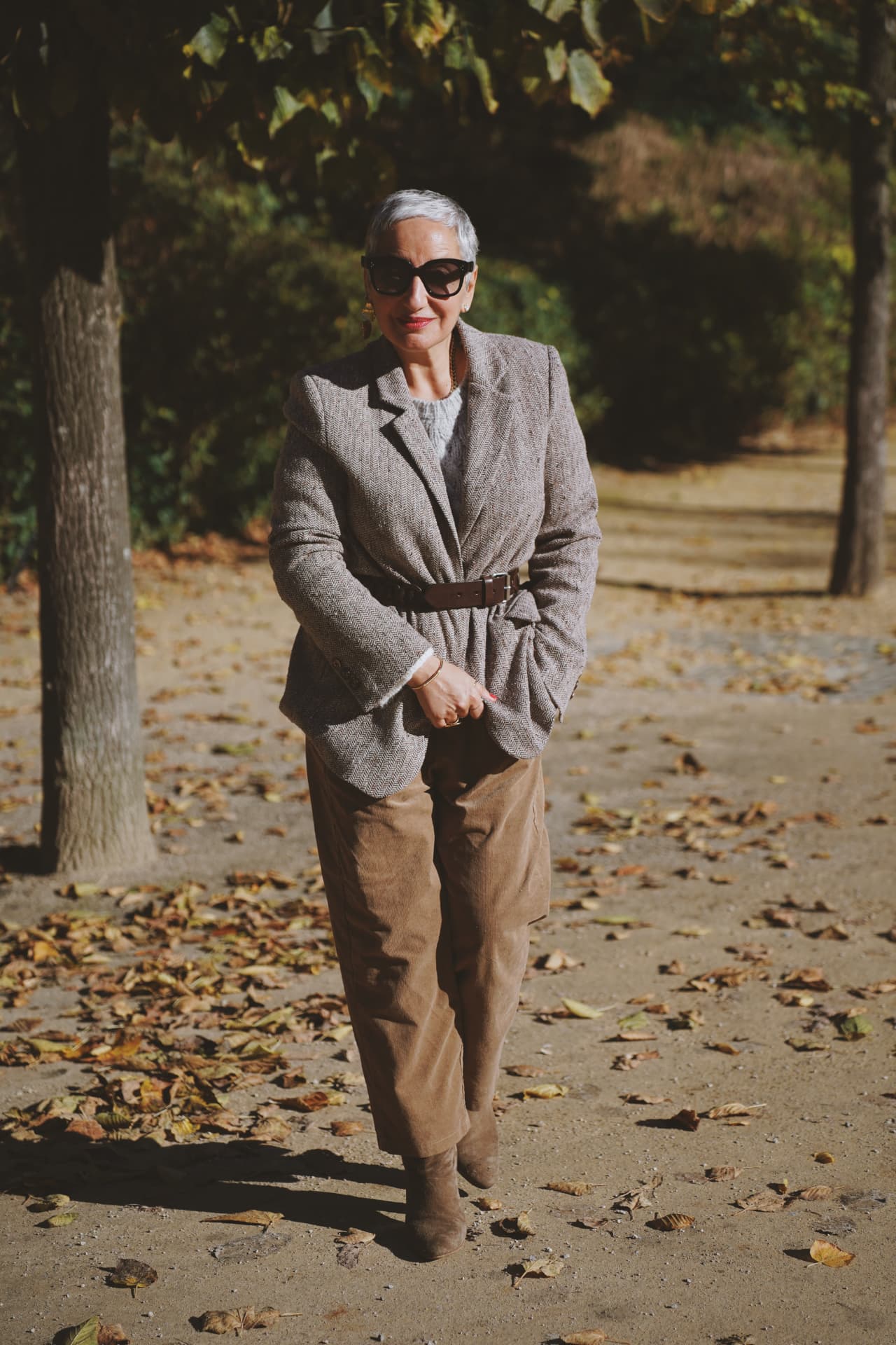 En marche, blazer ceinturé et pantalon en velours côtelé