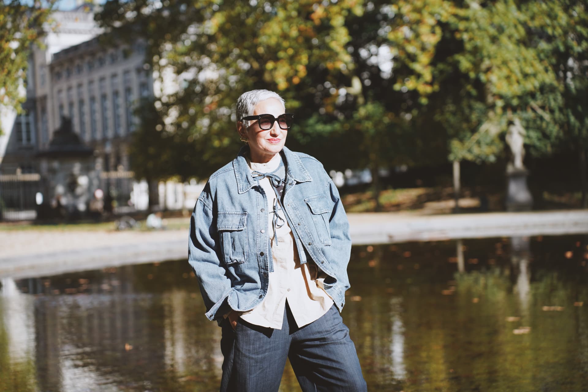 Portrait devant le bassin, veste en jean et chemise écrue