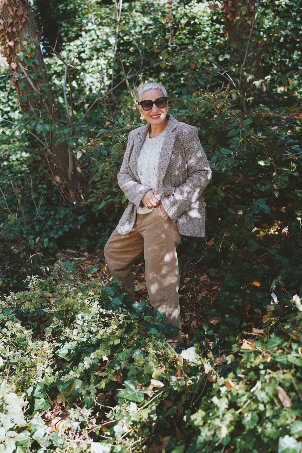 Dans la végétation, blazer en tweed et pantalon velours côtelé