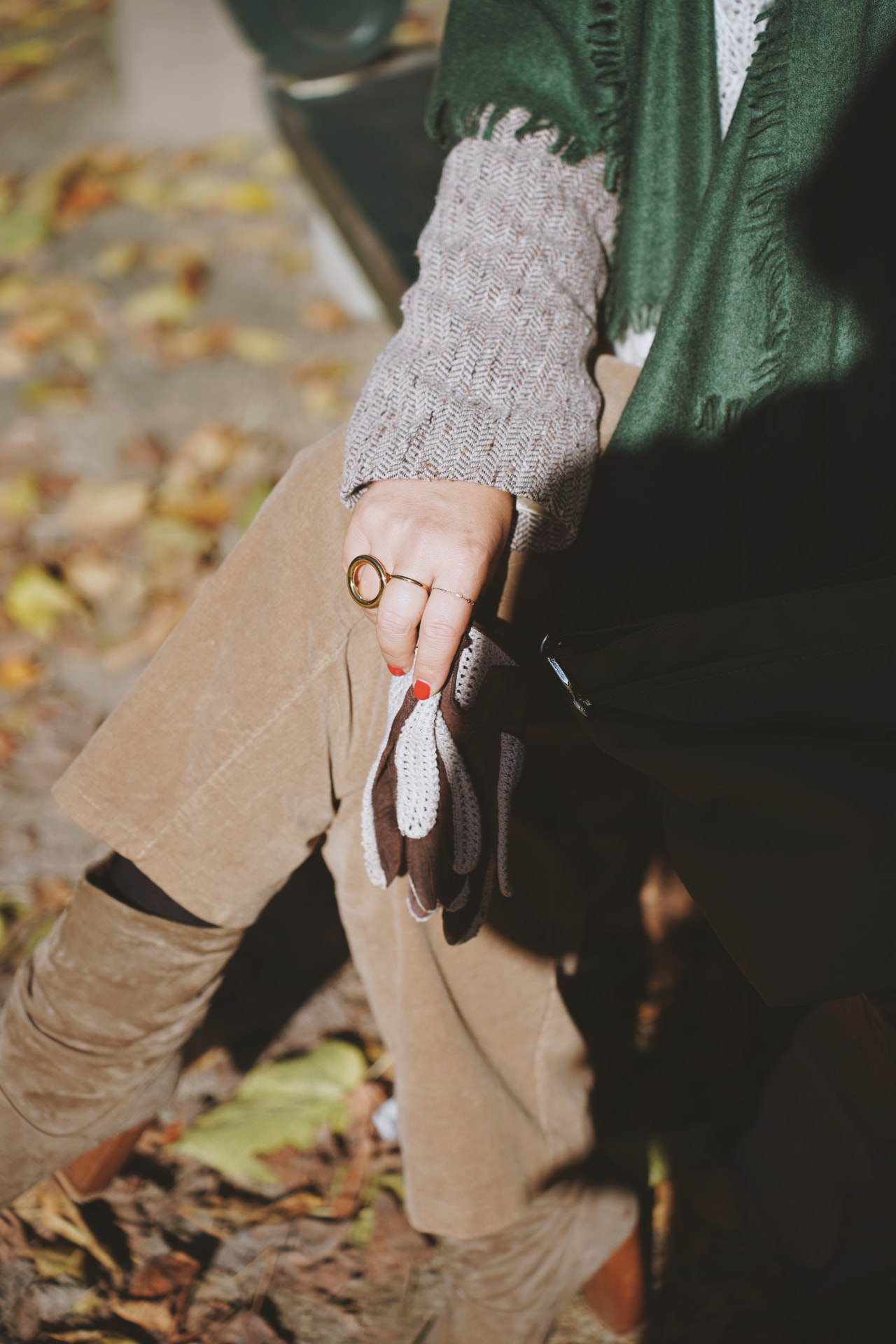 Détail : gants en crochet, bague et velours côtelé