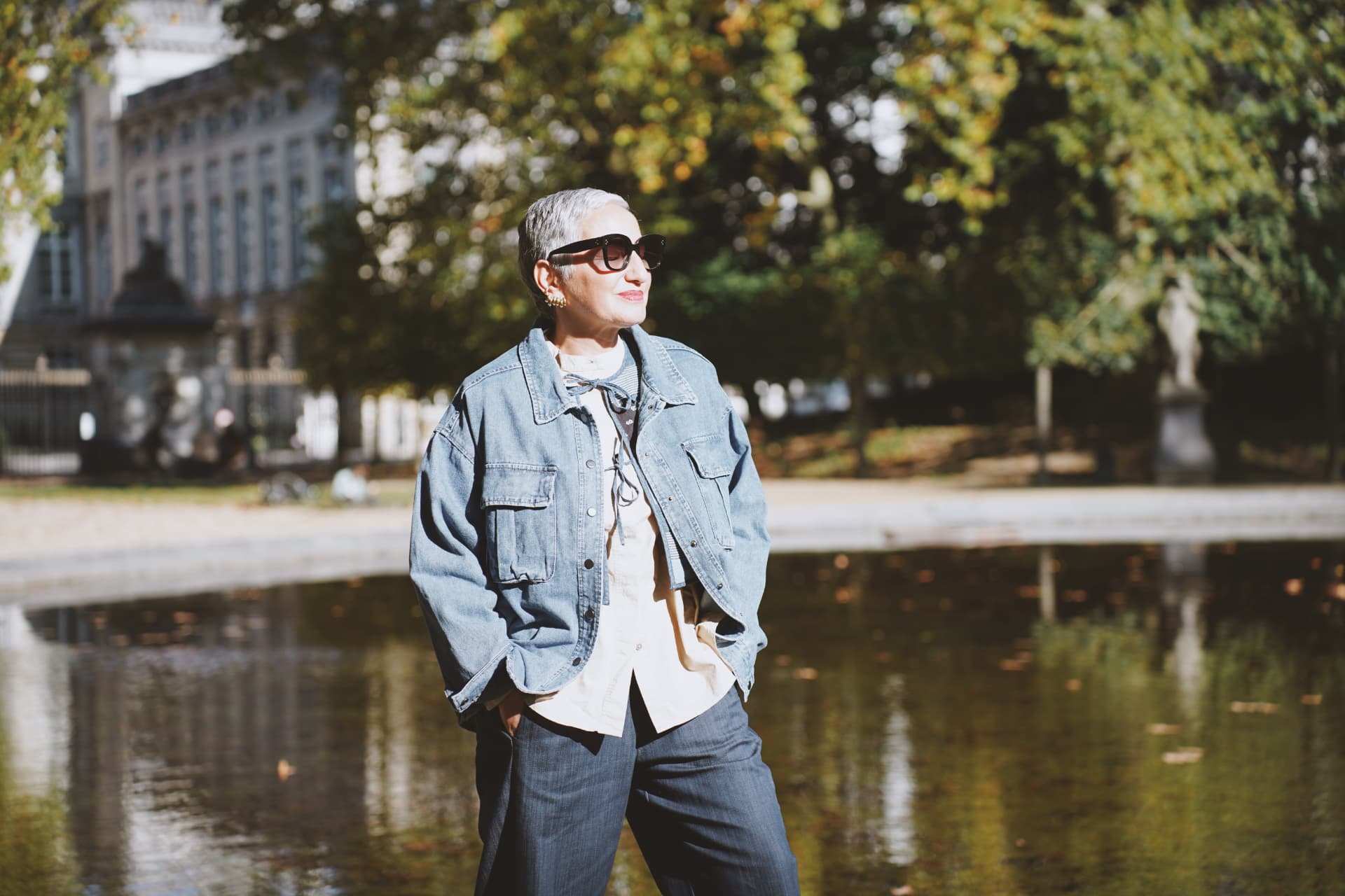 Veste en jean oversize devant le bassin du parc
