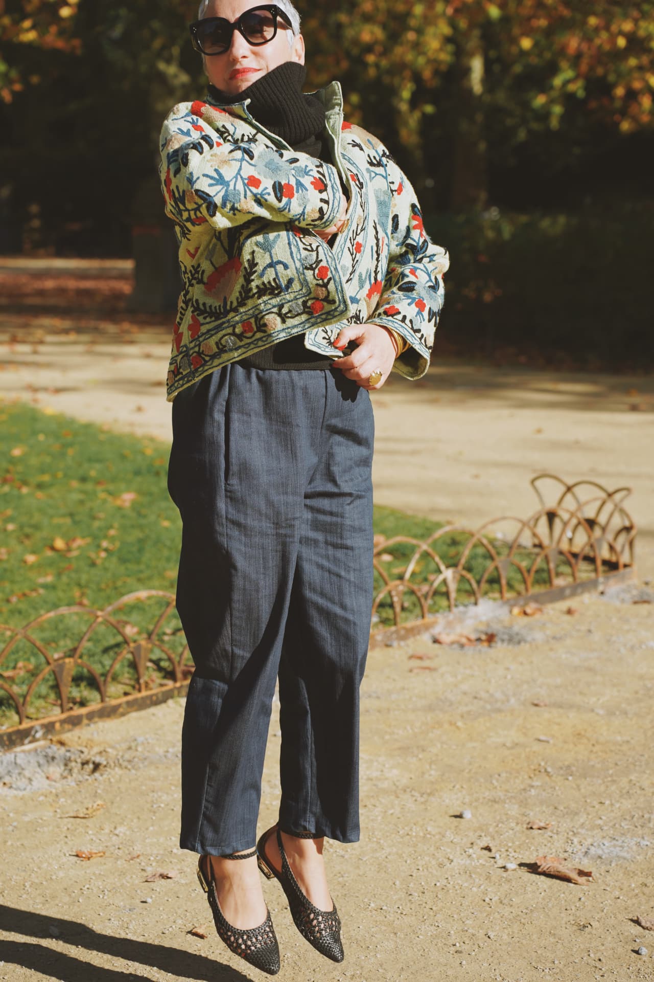Veste brodée et pantalon ample, silhouette complète