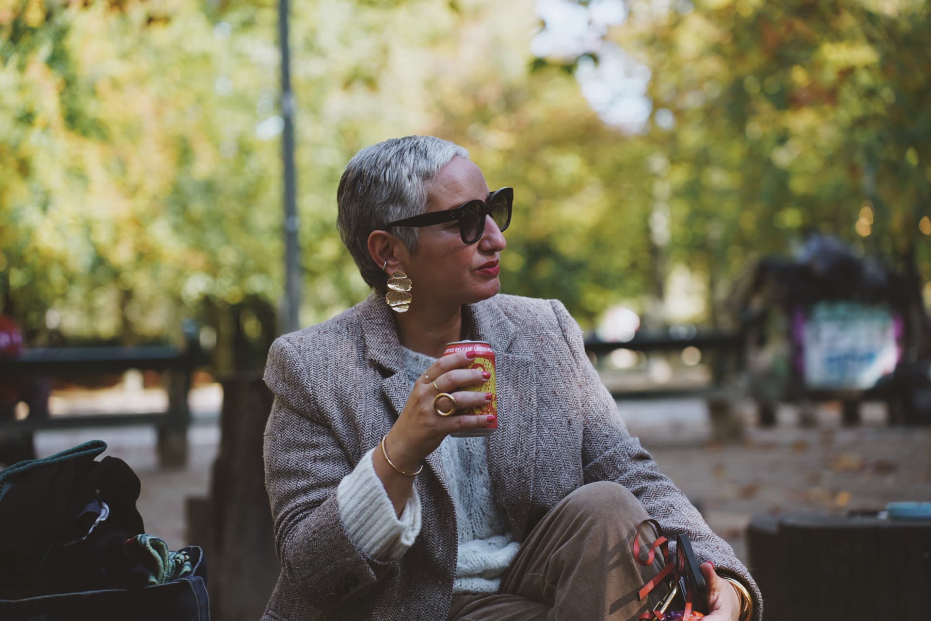 Pause au parc, blazer en tweed et boucles d'oreilles dorées