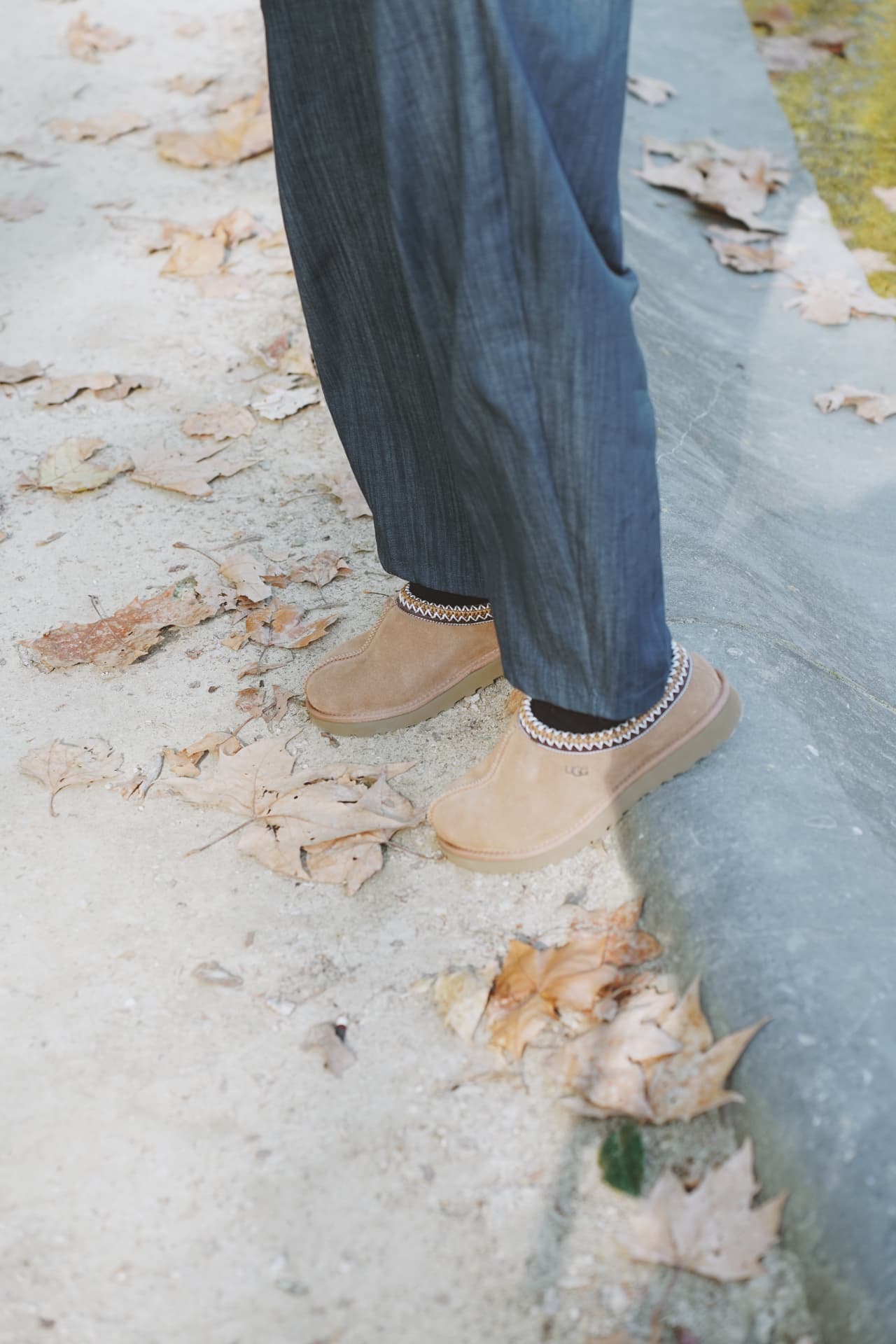 Détail chaussures : bottines en daim beige et pantalon large